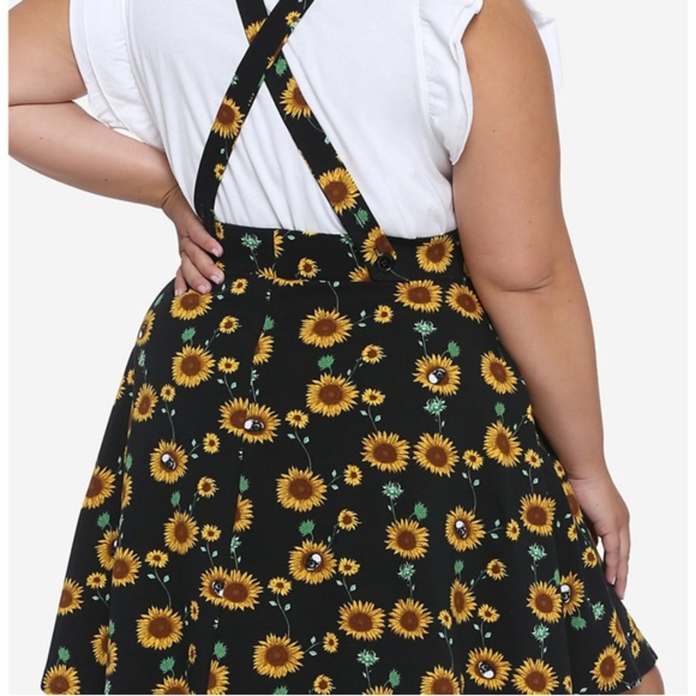 Suspender circle skirt